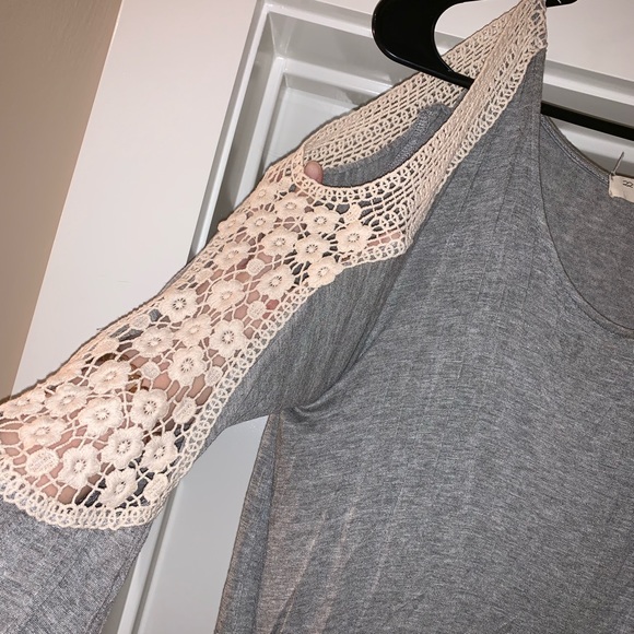 Lace cole shoulder top - Picture 2 of 3